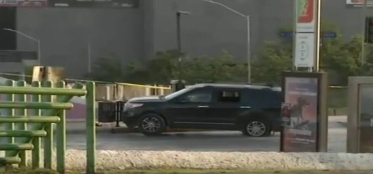Asesinan a un hombre y hieren a una mujer a bordo de camioneta frente a la Macroplaza en Monterrey