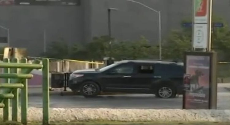 Asesinan a un hombre y hieren a una mujer a bordo de camioneta frente a la Macroplaza en Monterrey