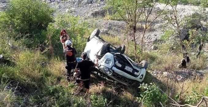 Cae auto con familia al lecho del río Santa Catarina en Monterrey