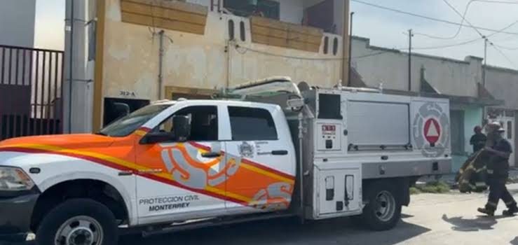Hallan dos cuerpos dentro de casa tras fuerte incendio en Monterrey