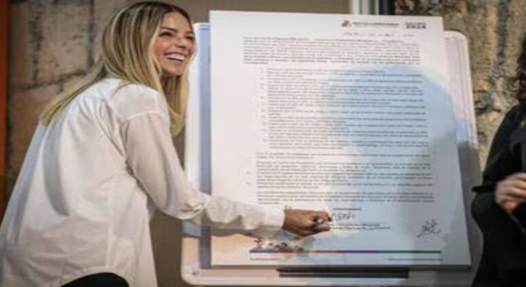 Mariana Rodríguez firma pacto por la Primera Infancia