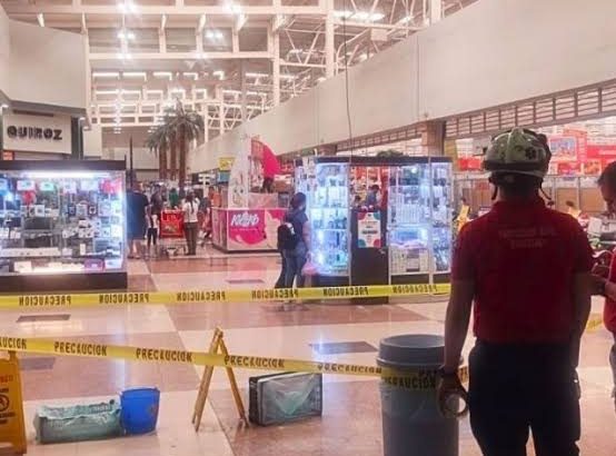 Dos personas resultan lesionadas tras caída del techo de un centro comercial en Monterrey