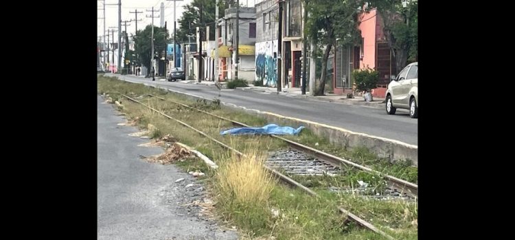 Asesinan a hombre sobre vías del tren en Monterrey