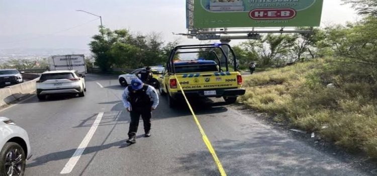 Localizan cuerpo maniatado en avenida Raúl Rangel Frías en Monterrey