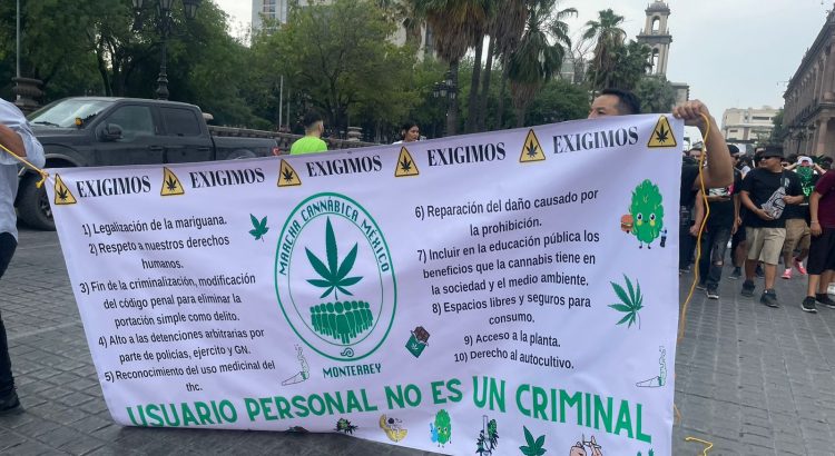 Se manifiestan en Monterrey a favor de la marihuana