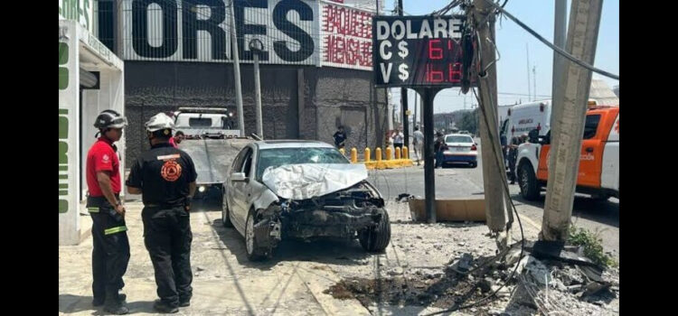 Conductor pierde el control, choca contra postes y atropella a 3 jóvenes en Monterrey