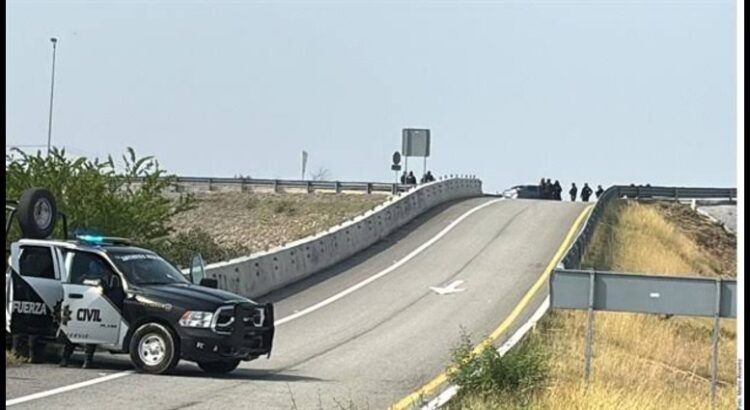 Encuentran automóvil con dos cadáveres baleados sobre la autopista Monterrey-Laredo