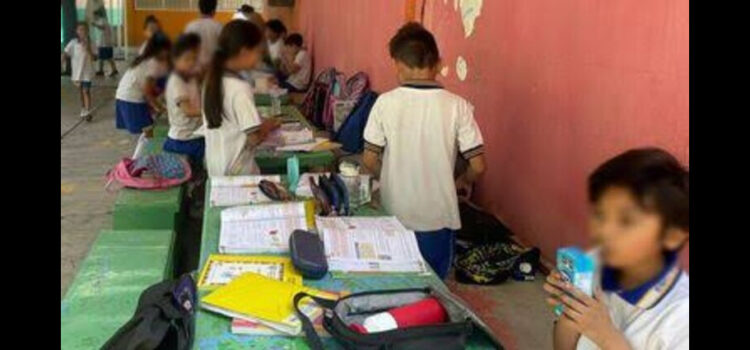 Alumnos de primaria toman clases afuera de aulas y con calor por falta de luz en Monterrey