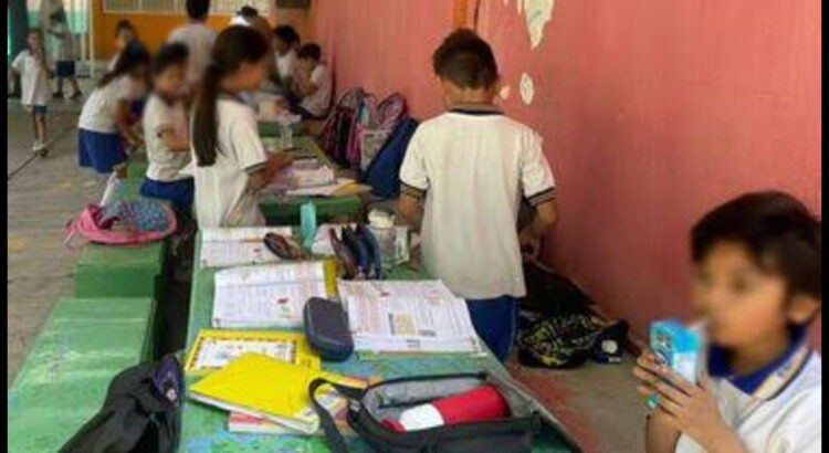 Alumnos de primaria toman clases afuera de aulas y con calor por falta de luz en Monterrey