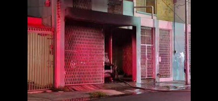 Se incendia auto al interior de cochera en el Centro de Monterrey
