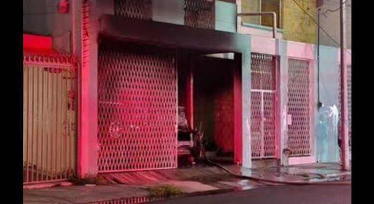 Se incendia auto al interior de cochera en el Centro de Monterrey