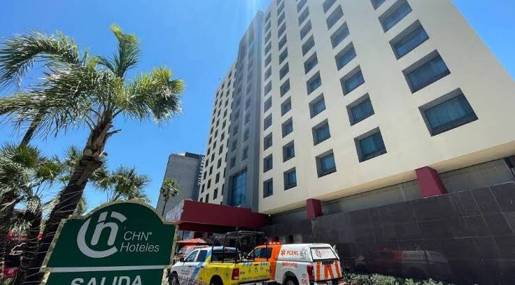 Joven resulta lesionada tras caerle puerta de vidrio en hotel de Centro de Monterrey