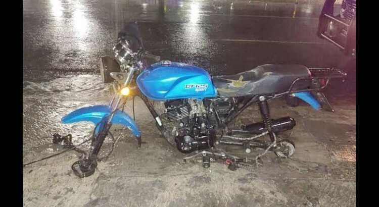 Detienen a joven que arrastraba motocicleta sin llantas por calles del Centro de Monterrey