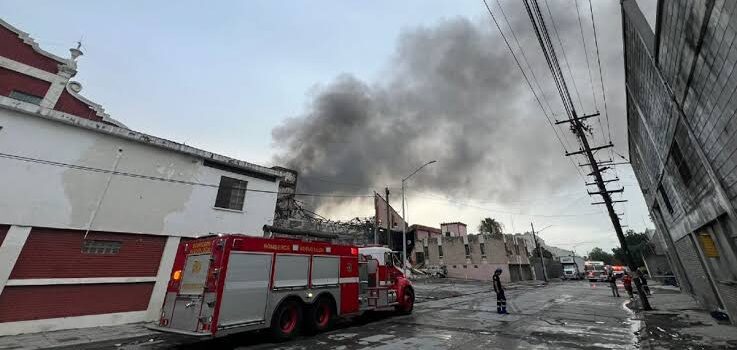 Incendio consume bodega de muebles en Monterrey