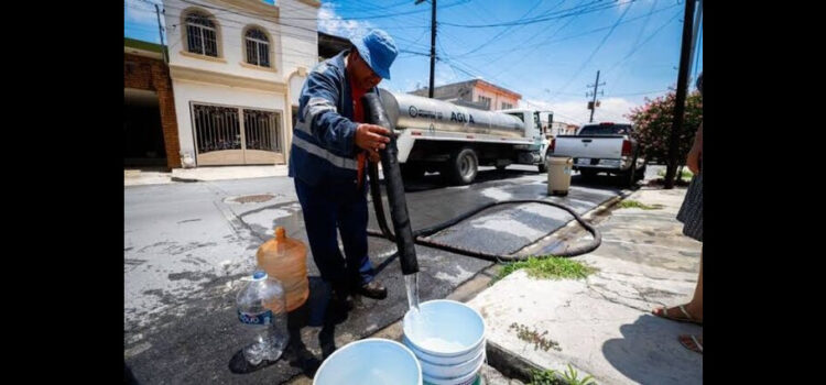 Municipio de Monterrey brinda pipas a vecinos sin agua potable