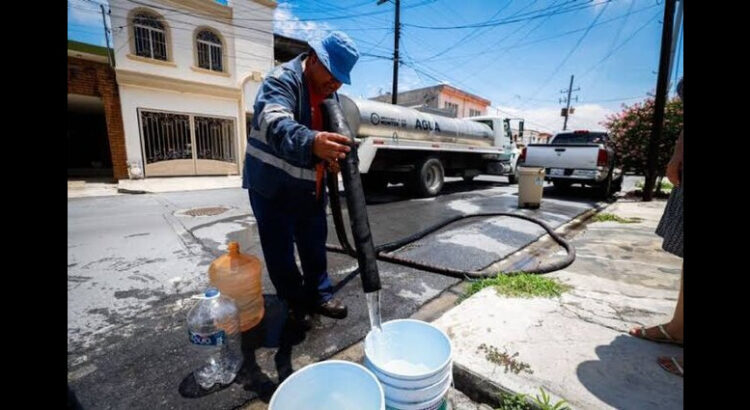 Municipio de Monterrey brinda pipas a vecinos sin agua potable