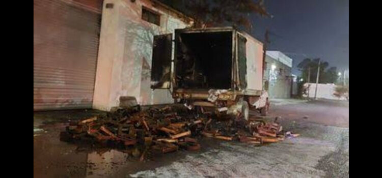 Se incendia camión que transportaba cajas de madera en Monterrey
