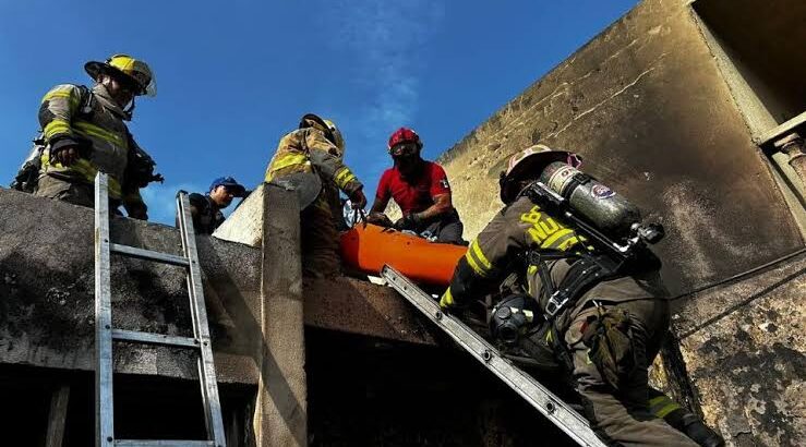 Persona queda atrapada en incendio de casa en la Vidriera de Monterrey