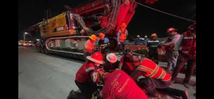 Trabajador se lesiona al caer de retroexcavadora en obras de L4 del Metro en Monterrey