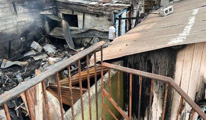 Incendio de tejabanes afecta a casas aledañas en colonia Treviño en Monterrey