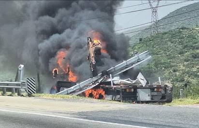 Vuelca y se incendia tráiler en la carretera Saltillo- Monterrey