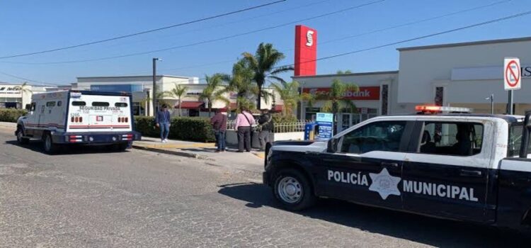 Despojan a hombre de un millón de pesos al salir de banco en Monterrey