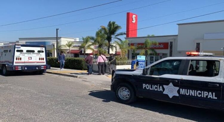 Despojan a hombre de un millón de pesos al salir de banco en Monterrey