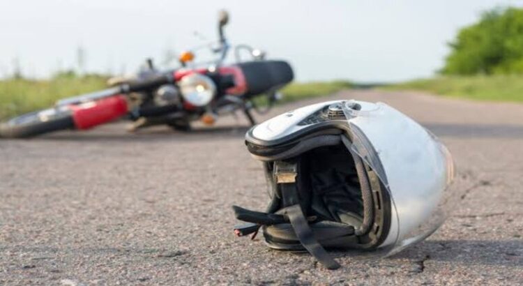 Motociclista de 14 años resulta lesionada al chocar contra auto en Monterrey