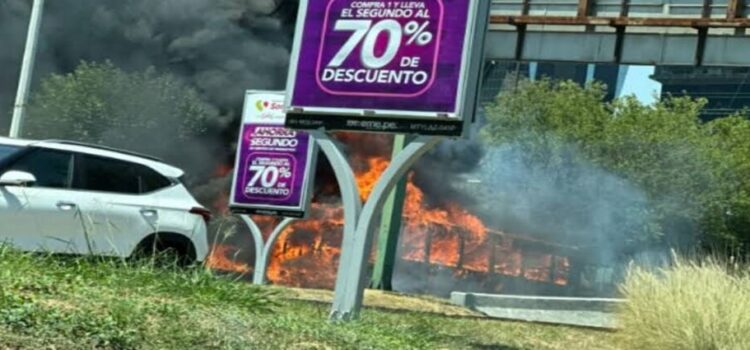 Se incendia camión de pasajeros en Lázaro Cárdenas en Monterrey