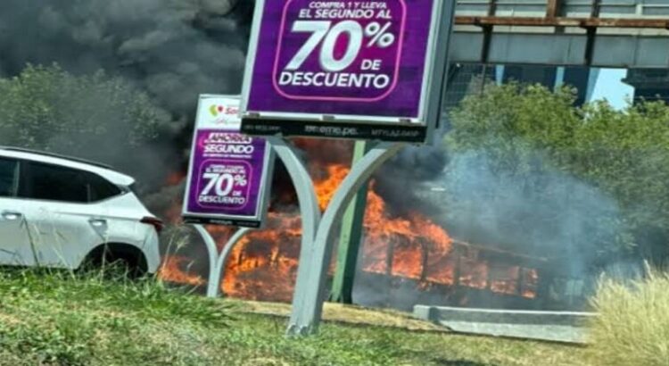 Se incendia camión de pasajeros en Lázaro Cárdenas en Monterrey