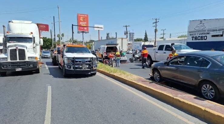 Motociclista muere atropellado sobre Revolución en Monterrey