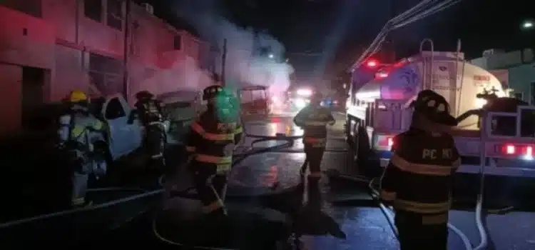 Incendio consume 3 vehículos y daña dos casas en Monterrey