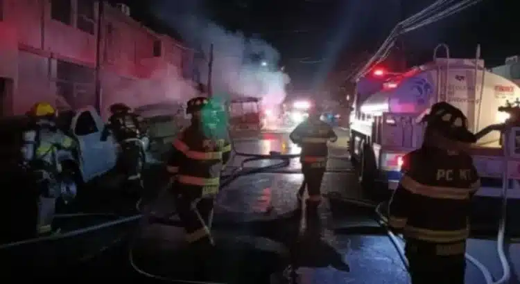 Incendio consume 3 vehículos y daña dos casas en Monterrey