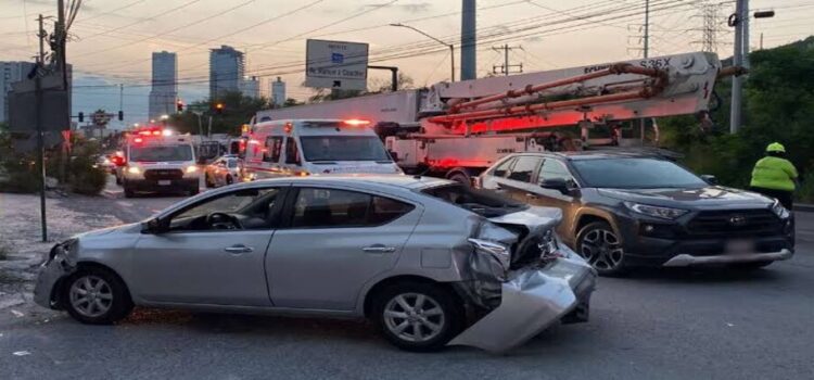 Camión revolvedor choca a más de 10 vehículos en Monterrey