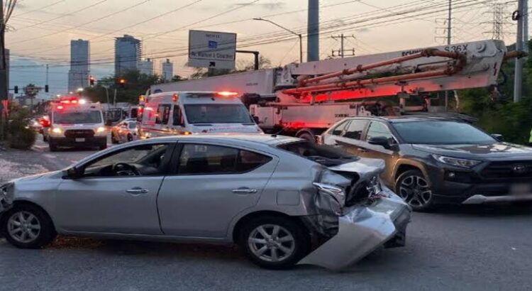 Camión revolvedor choca a más de 10 vehículos en Monterrey