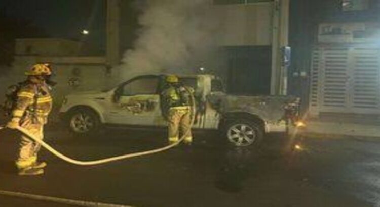 Incendio consume camioneta en el centro de Monterrey