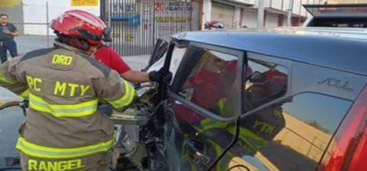 Camión urbano choca contra dos autos en Centro de Monterrey