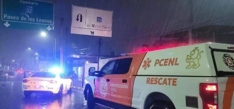 Lluvias dejan tres muertos y autos varados en Monterrey y área metropolitana