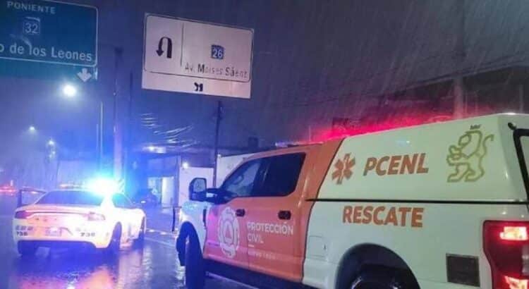 Lluvias dejan tres muertos y autos varados en Monterrey y área metropolitana