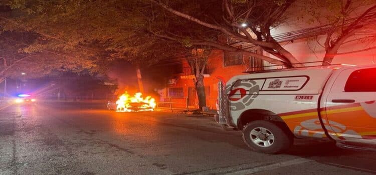 Se incendia auto en calles del centro de Monterrey