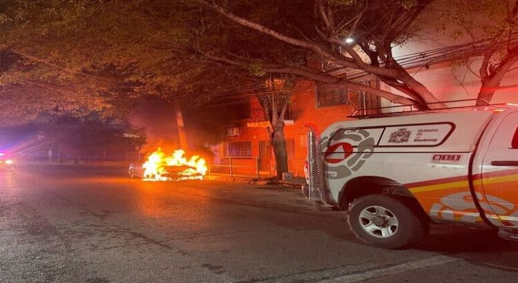 Se incendia auto en calles del centro de Monterrey