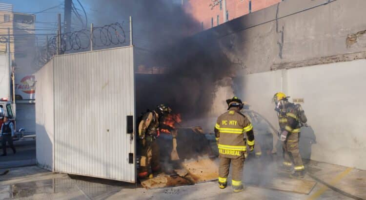 Se registra incendio en torre de Telmex en el Centro de Monterrey