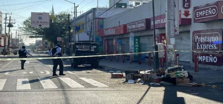 Presunto ladrón muere aplastado por cortina metálica tras robar casa de empeño en Monterrey