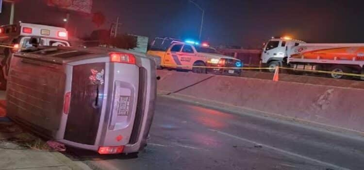 Mujer pierde la vida tras volcar su camioneta en Monterrey