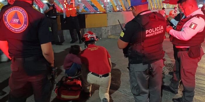 Rescatan a mujer que intentaba tirarse de columna del Metro en Monterrey