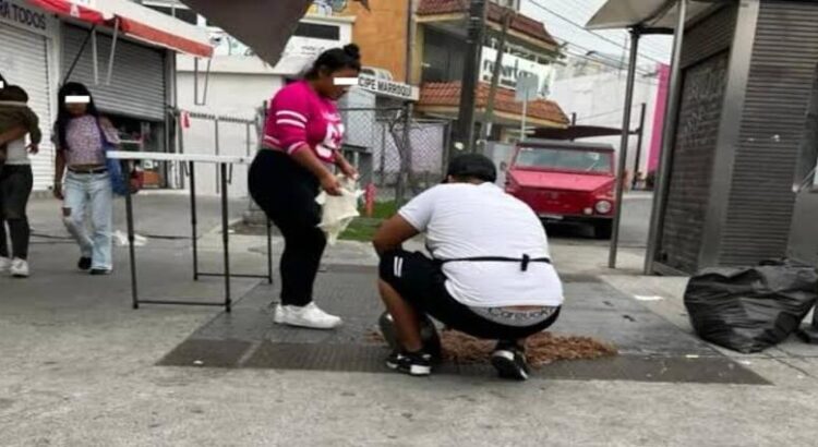 Captan a taqueros en Monterrey recogiendo carne del suelo