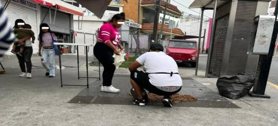 Captan a taqueros en Monterrey recogiendo carne del suelo