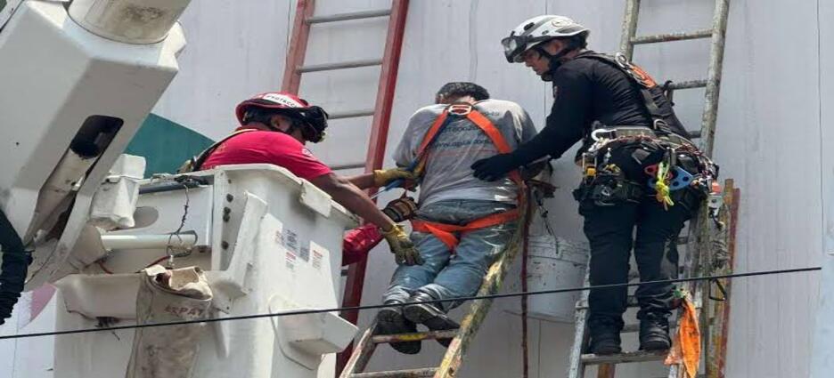 Hombre sufre descarga eléctrica mientras trabajaba en el parque Alamey, en Monterrey