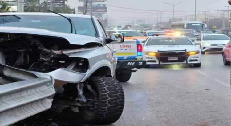 Camioneta pierde control y choca contra puente peatonal en Monterrey