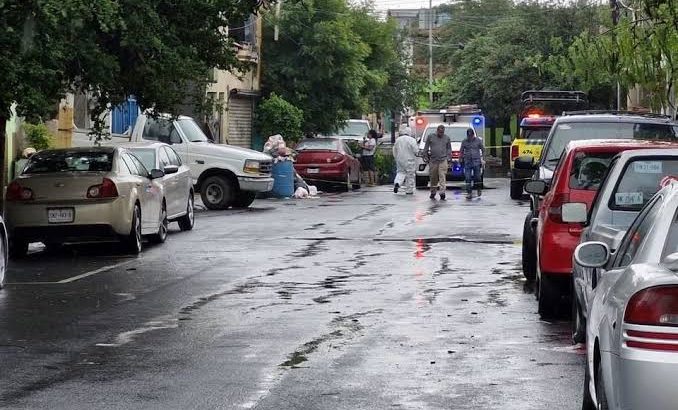 Hallan muerto a hombre en sillón afuera de casa en Monterrey